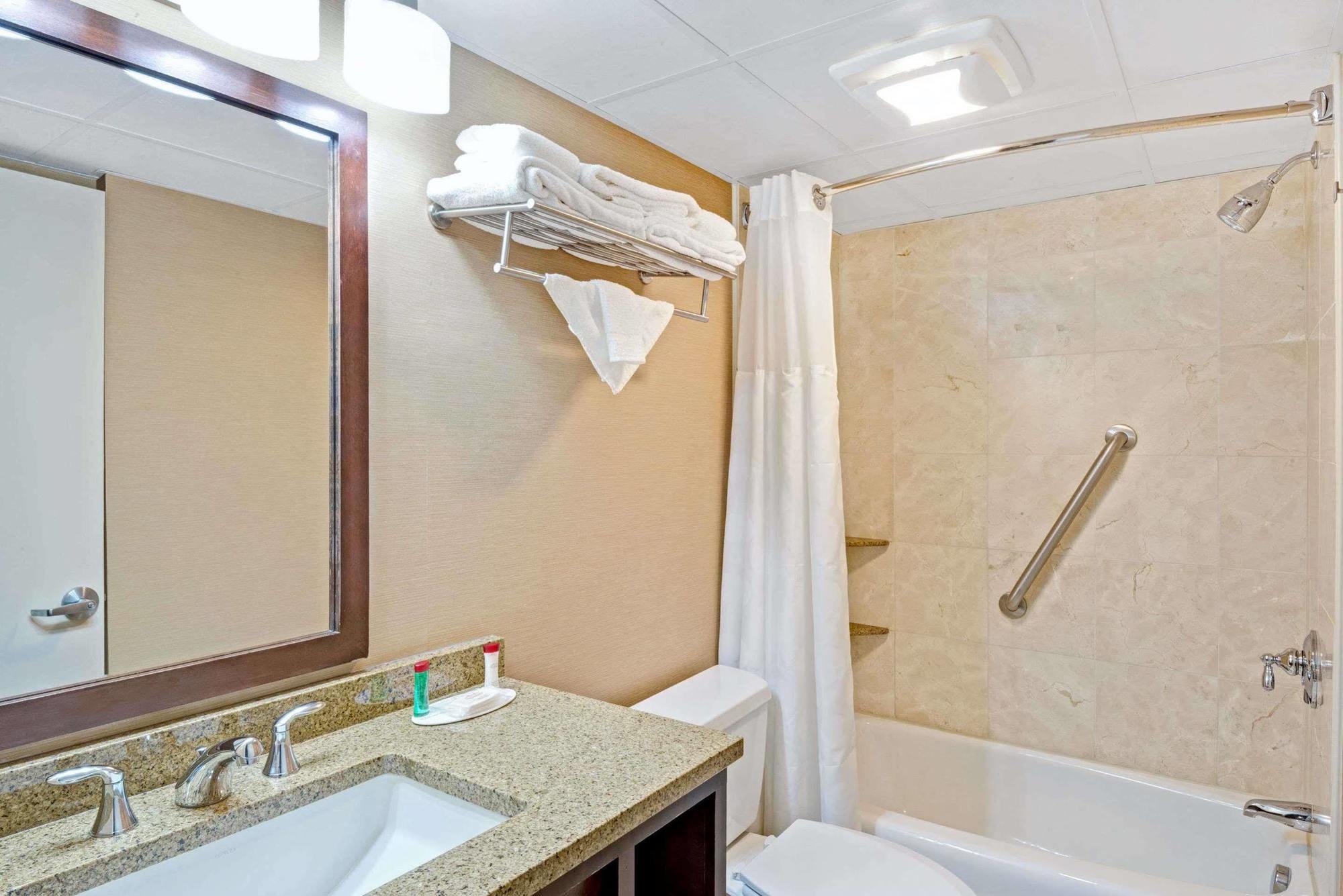 Ramada By Wyndham Providence Area Hotel 3*
