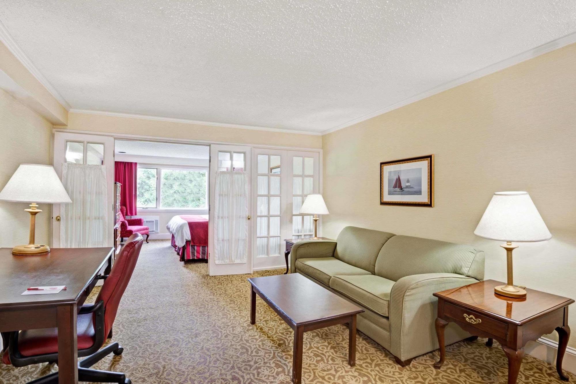 Ramada By Wyndham Providence Area Hotel 3*