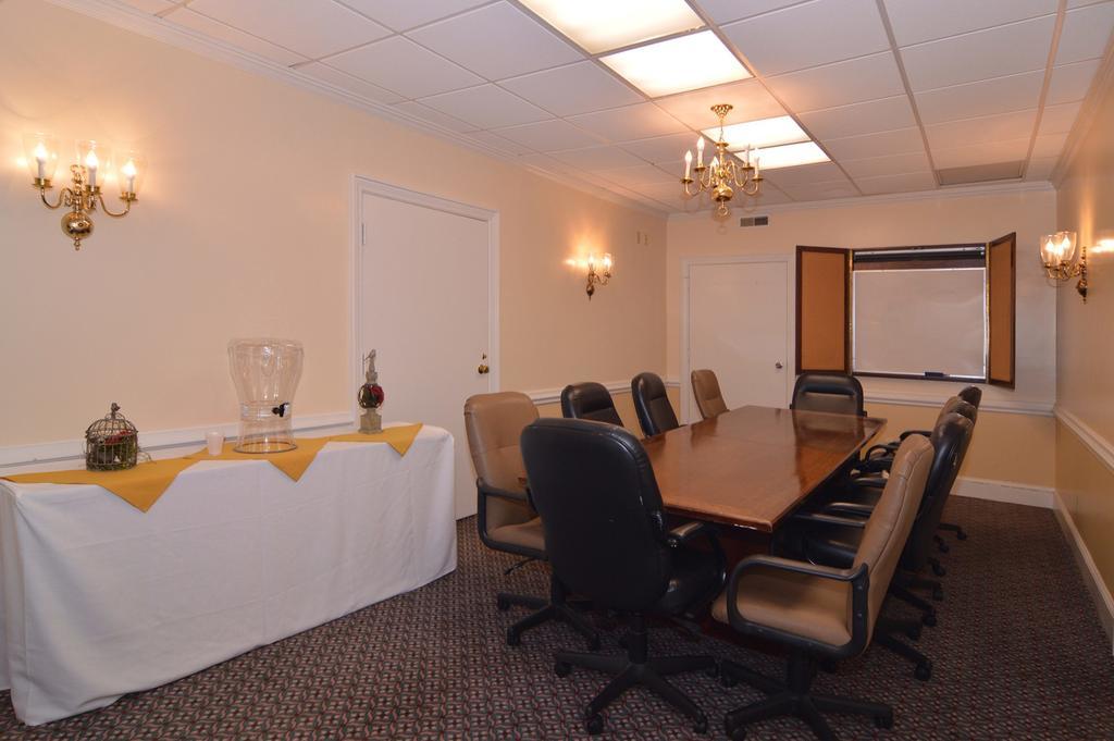Ramada By Wyndham Providence Area Hotel 3*